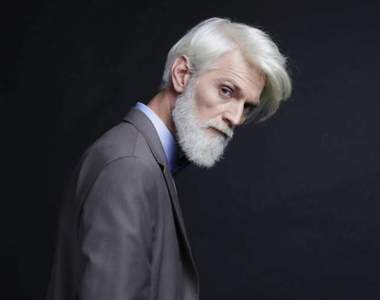 太年輕的我們不要《專請中高齡模特兒的事務所》歲月痕跡才是最美的韻味