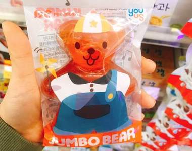 一口吃不完《GS25巨型小熊軟糖》跟手一樣大的軟糖讓網友戀愛啦~