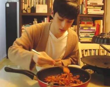 爆紅Youtuber《study with me》流失粉絲 因為「某原因」讓大家不再支持他...