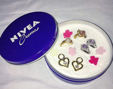 誤會大了《IG流行的妮維雅飾品罐》不是要你直接把飾品插進乳霜裡欸欸欸...