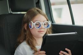 想玩手機又怕吐的人有福了《防暈車眼鏡》根本從百寶袋拿出來的道具w