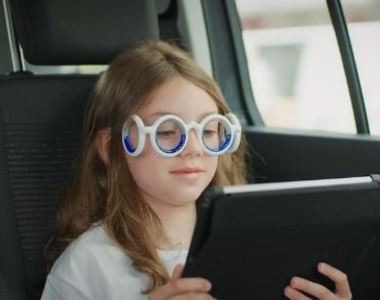 想玩手機又怕吐的人有福了《防暈車眼鏡》根本從百寶袋拿出來的道具w