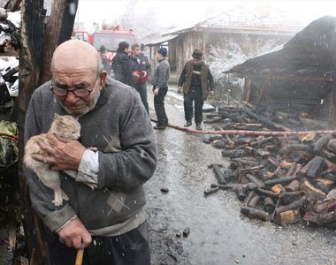 土耳其老先生《火災後抱著倖存的貓哭泣》影片與照片瘋傳