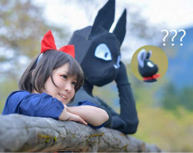 《魔女宅急便》可愛角色扮演但旁邊的吉吉好像怪怪der