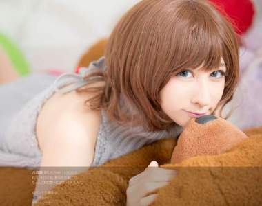 《殺死童貞的毛衣》混血正妹的白皙美背真是棒