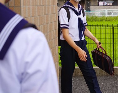 網友《提倡男中學生穿水手制服》比起一般中校服~水手服更美好不是嗎?