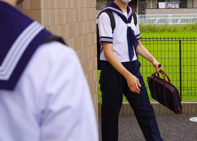 網友 提倡男中學生穿水手制服 比起一般中校服 水手服更美好不是嗎