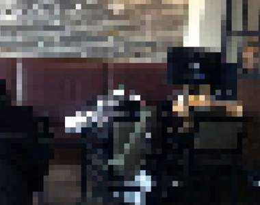 這顧客太狂《把整組電腦搬到咖啡廳》直接把店家當自己家欸...