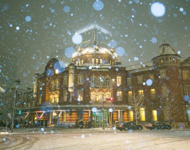 《日本東京大雪讓東京車站好像歐洲車站》大家很守規矩的排隊拍照留念
