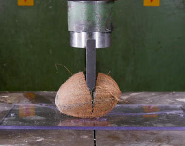 《液壓機斷頭台》加了厚刃裝置結果通通一刀兩斷