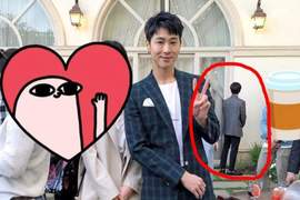 在婚禮中的神秘客《跟允浩拍照卻出現不明人物》原來他也超大咖（驚）