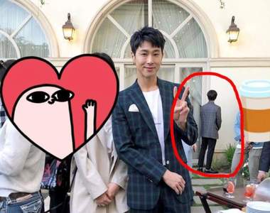 在婚禮中的神秘客《跟允浩拍照卻出現不明人物》原來他也超大咖（驚）