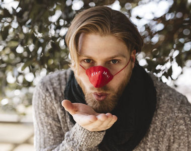 國外新創作《暖鼻罩》對冷空氣過敏的你會想帶這個嗎？