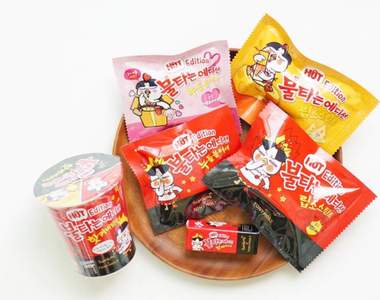 你的臉敢吃辣嗎？《辣雞麵化妝品》請問用這化妝會辣辣的嗎w