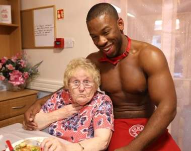 《養老院奶奶的願望》我們想看小鮮肉!於是猛男就以裸體圍裙方式現身了w