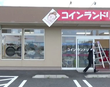 北榮町準備好了《康納vs柯南之爭》真的把洗衣店招牌換成了康納頭像了?!