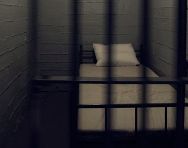 真的絕頂升天了《姦殺淫魔》電線纏繞乳頭＆生殖器，電擊自慰慘死獄中