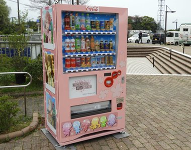 香川觀音寺市《結城友奈是勇者自動販賣機》許多動漫迷為了一睹販賣機風采跑來朝聖