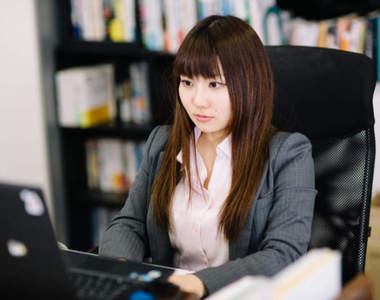 推特瘋傳《辦公椅扶手的正確用法》只要稍作調整就能讓你上班更舒適