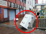 日本強颱奇景《颱風天的倒楣扭蛋機》撞桿子又撞車的... 日本強颱奇景《颱風天的倒楣扭蛋機》撞桿子又撞車的...