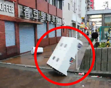 日本強颱奇景《颱風天的倒楣扭蛋機》撞桿子又撞車的...
