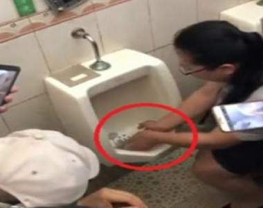 為了證明廁所很乾淨直接在《小便斗放麻糬》還拿起來吃說很美味...