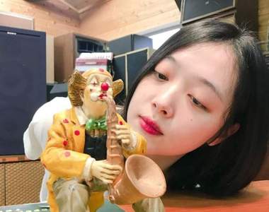 人紅是非多《雪莉照片又引發爭議》網友驚恐:這地方你不能坐阿...