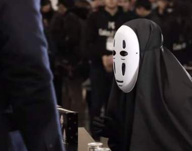 嚇到吃手手《無臉男現身簽名會現場》這年頭連二次元人物也在追星了╮( ̄▽ ̄)╭