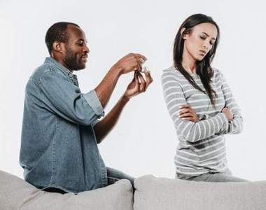 女友抱怨《求婚戒指》太便宜 上網想討拍反被眾人怒罵...