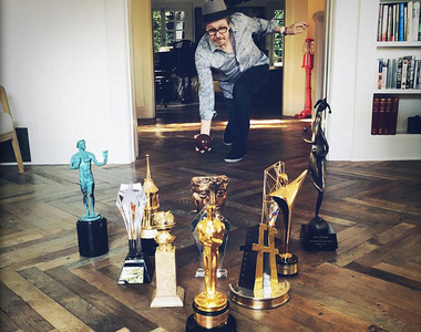 蓋瑞歐德曼《獎盃多到可以打保齡球》這些獎盃你認得多少?