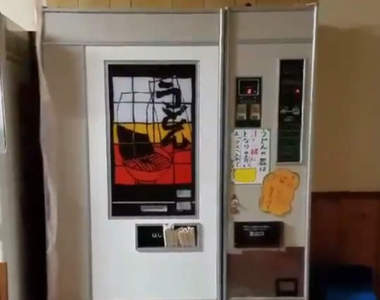 《深夜的烏龍麵販賣機》出現讓人想買卻不敢靠近的怪奇現象...