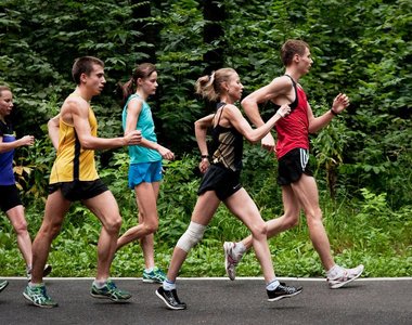 走路很快的人碰到「走路只有我90%快的人」要超？還是不要超？