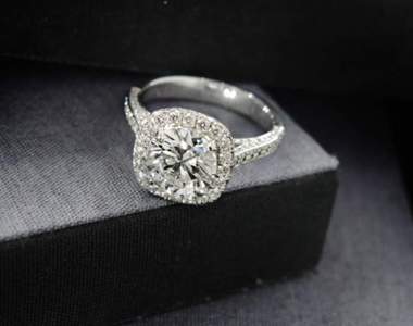 送出去的禮物到底能不能收回？《鑽戒爭奪戰》男子跟前女友討婚戒　結果是？