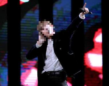 男偶像穿《丁字褲》上台表演？眼尖網友發現真相其實是......