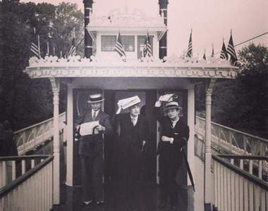 《迪士尼樂園的時空之旅》拍出有如回到1940年代的懷舊出遊照