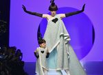 《超模Coco Rocha帶女兒走T台》女兒想學媽媽但扭得好辛苦w 《超模Coco Rocha帶女兒走T台》女兒想學媽媽但扭得好辛苦w