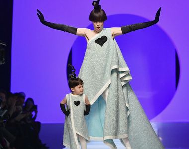 《超模Coco Rocha帶女兒走T台》女兒想學媽媽但扭得好辛苦w