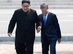 南北韓和解《金正恩與文在寅握手畫面》網友覺得:腐腐的♥ 南北韓和解《金正恩與文在寅握手畫面》網友覺得:腐腐的♥