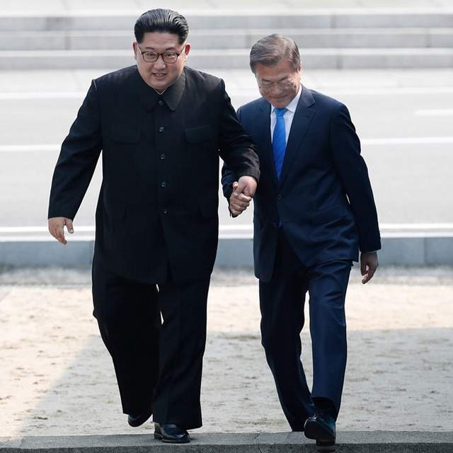 南北韓和解《金正恩與文在寅握手畫面》網友覺得:腐腐的♥ - 圖片1 南北韓和解《金正恩與文在寅握手畫面》網友覺得:腐腐的♥ - 圖片1