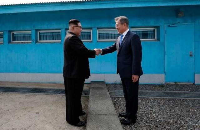 南北韓和解《金正恩與文在寅握手畫面》網友覺得:腐腐的♥ - 圖片3 南北韓和解《金正恩與文在寅握手畫面》網友覺得:腐腐的♥ - 圖片3