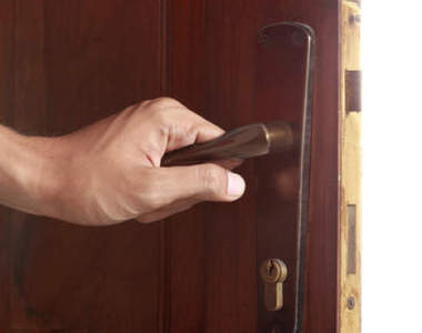 《門把上的防盜措施》不用擔心小偷有開門安心睡眠的妙招