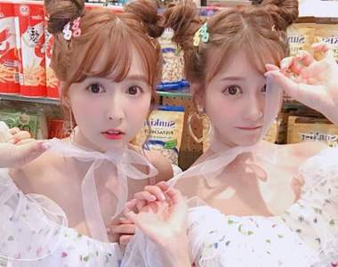 我全都要.gif《三上悠亞》＆《明日花綺羅》巧扮雙胞胎，AV天后「夢幻同框」辣到爆❤