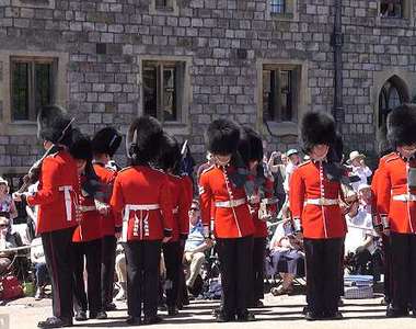 溫莎城堡《衛兵交接凸槌》一個錯大家都會跟著錯(憋笑)