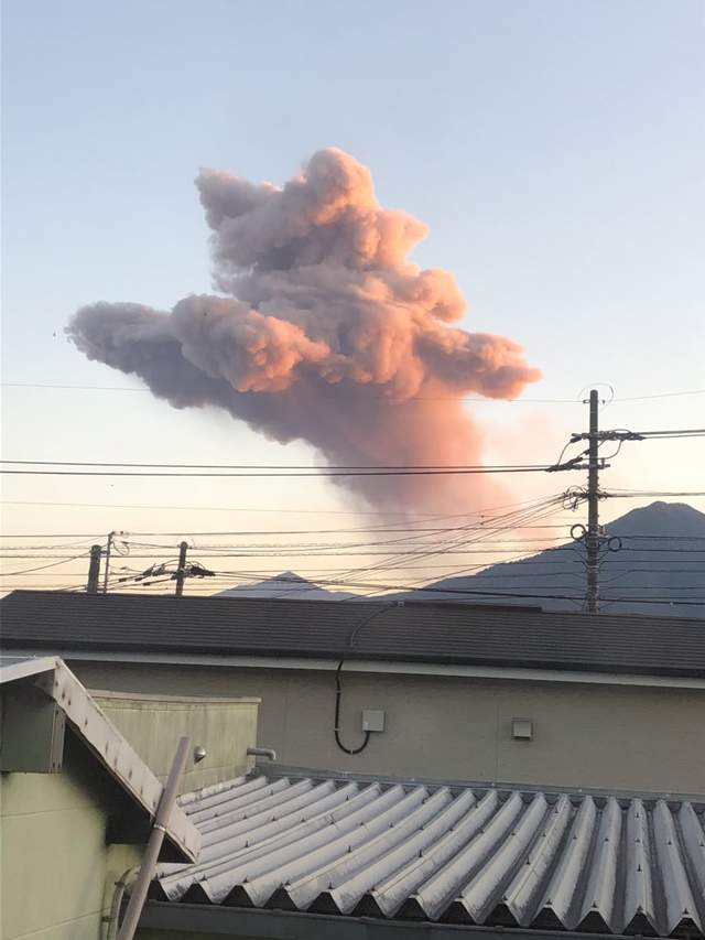 霧島山新燃岳火山爆發《噴出的煙霧看起來像隻貓》網友們發揮各種想像力塗鴉起來啦 - 圖片3