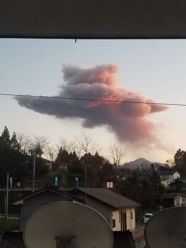 霧島山新燃岳火山爆發《噴出的煙霧看起來像隻貓》網友們發揮各種想像力塗鴉起來啦 - 圖片7