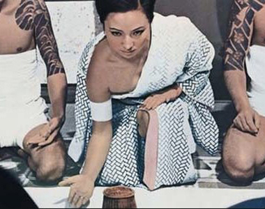 《日本賭場法案》外國觀光客不想玩老套遊戲?當然要看和服正妹露肩啊……