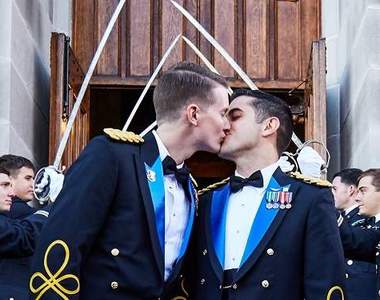 跨越世俗的愛《西點軍校首對同志情侶結婚 》從出生入死到執子之手