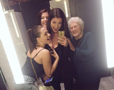 覺得溫馨《在廁所跟老奶奶自拍》她的笑容真讓人好開心