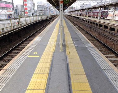 月台超窄的《中津車站》想站在黃線內側排隊都是種挑戰ww