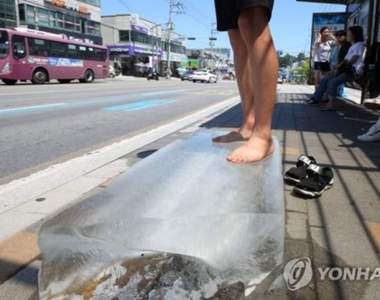 公車站驚現《巨大冰塊》是誰走著走著就忘了把冰塊帶走?